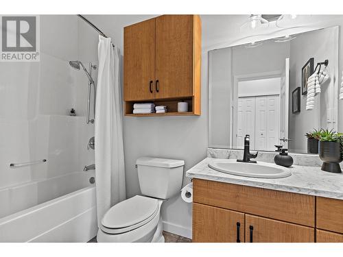 2672 Mckenzie Road, Sorrento, BC - Indoor Photo Showing Bathroom