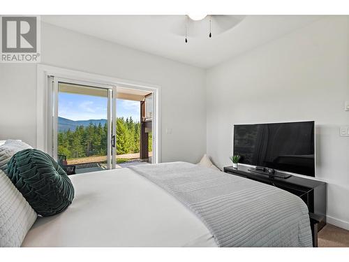 2672 Mckenzie Road, Sorrento, BC - Indoor Photo Showing Bedroom