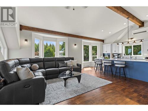 2672 Mckenzie Road, Sorrento, BC - Indoor Photo Showing Living Room