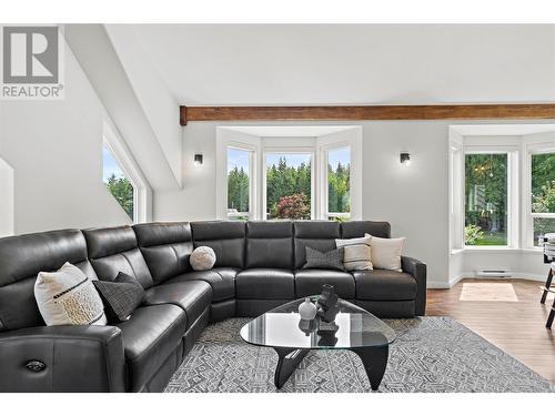 2672 Mckenzie Road, Sorrento, BC - Indoor Photo Showing Living Room