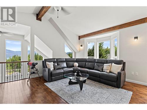 2672 Mckenzie Road, Sorrento, BC - Indoor Photo Showing Living Room