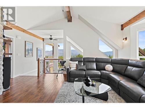 2672 Mckenzie Road, Sorrento, BC - Indoor Photo Showing Living Room