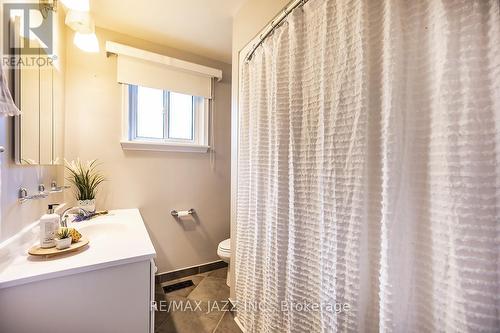 903 Hutchison Avenue, Whitby (Downtown Whitby), ON - Indoor Photo Showing Bathroom