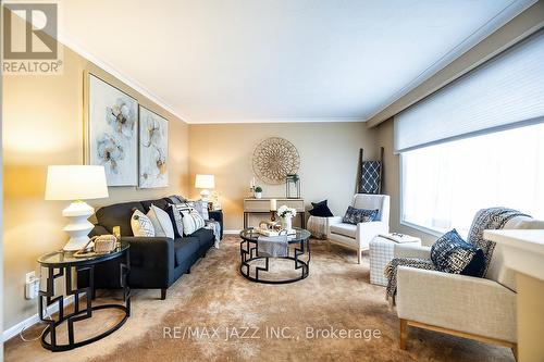 903 Hutchison Avenue, Whitby (Downtown Whitby), ON - Indoor Photo Showing Living Room