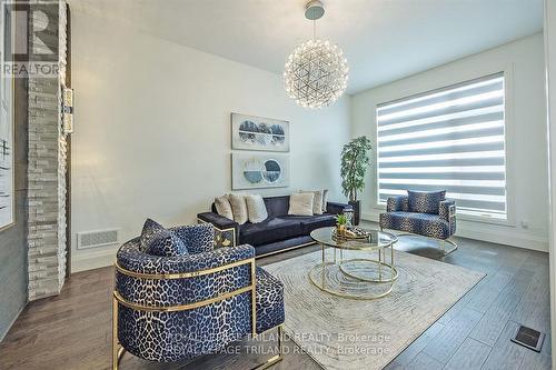 6584 French Avenue, London, ON - Indoor Photo Showing Living Room