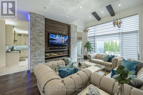 6584 French Avenue, London, ON - Indoor Photo Showing Living Room