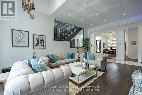 6584 French Avenue, London, ON - Indoor Photo Showing Living Room