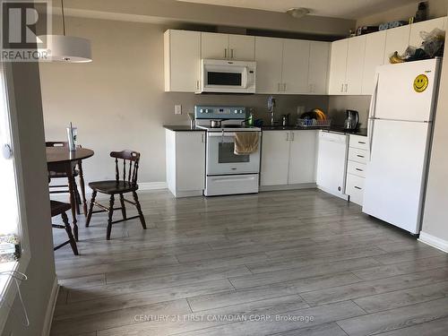 1323 Michael Circle, London, ON - Indoor Photo Showing Kitchen