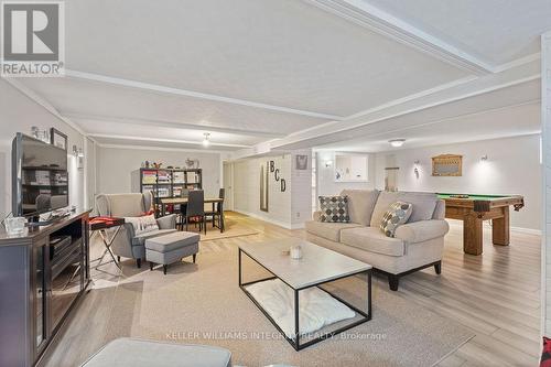 887 Notre Dame Street, Russell, ON - Indoor Photo Showing Living Room