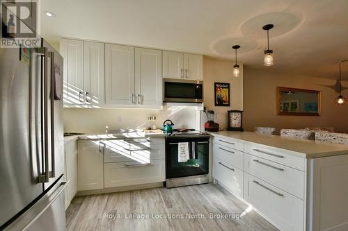 592 Oxbow Crescent, Collingwood, ON - Indoor Photo Showing Kitchen With Upgraded Kitchen