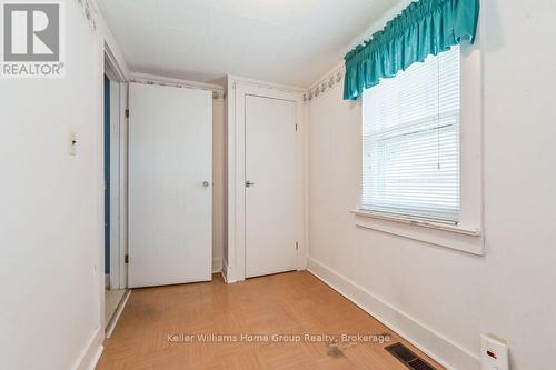 19 Peel Street W, Mapleton (Alma), ON - Indoor Photo Showing Other Room