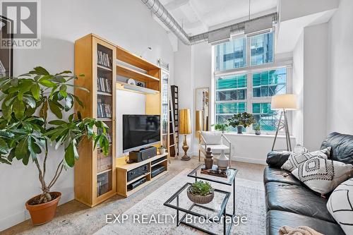 640 - 155 Dalhousie Street, Toronto, ON - Indoor Photo Showing Living Room