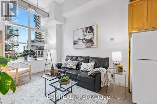 640 - 155 Dalhousie Street, Toronto, ON - Indoor Photo Showing Living Room