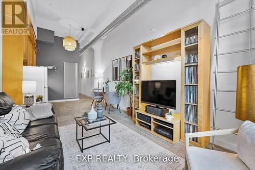 640 - 155 Dalhousie Street, Toronto, ON - Indoor Photo Showing Living Room