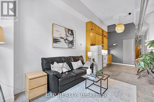 640 - 155 Dalhousie Street, Toronto, ON - Indoor Photo Showing Living Room