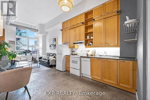 640 - 155 Dalhousie Street, Toronto, ON - Indoor Photo Showing Kitchen