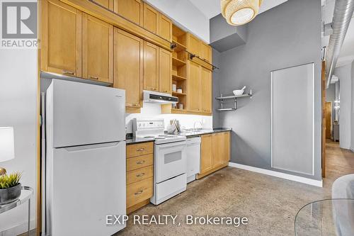 640 - 155 Dalhousie Street, Toronto, ON - Indoor Photo Showing Kitchen