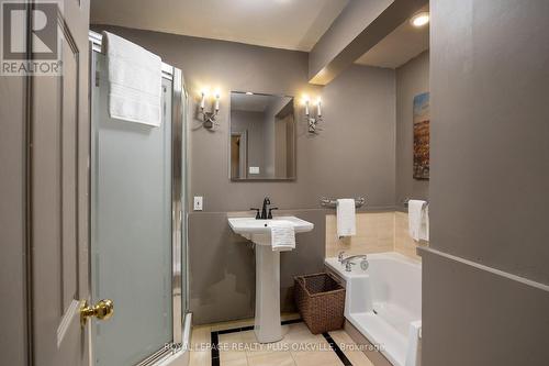 3086 Princess Boulevard, Burlington, ON - Indoor Photo Showing Bathroom