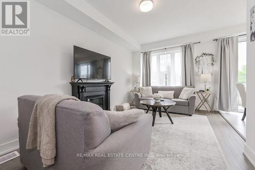 30 - 690 Broadway, Orangeville, ON - Indoor Photo Showing Living Room