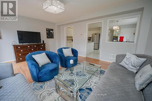 14 Seed Court N, Brampton, ON - Indoor Photo Showing Living Room