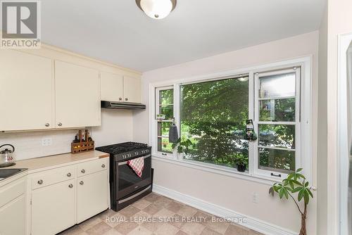 2 Mountain Brow Boulevard, Hamilton, ON - Indoor Photo Showing Kitchen