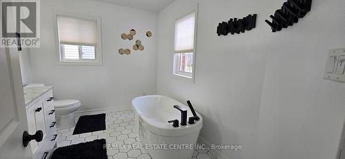 210 Dorchester Drive, Grimsby, ON - Indoor Photo Showing Bathroom