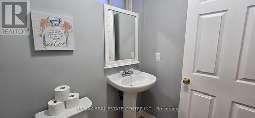 210 Dorchester Drive, Grimsby, ON - Indoor Photo Showing Bathroom