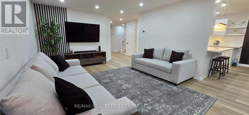 210 Dorchester Drive, Grimsby, ON - Indoor Photo Showing Living Room