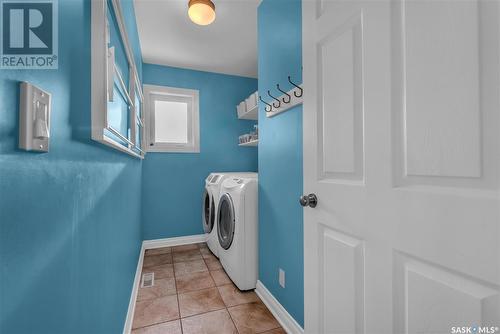 723 Bayview Close, Saskatoon, SK - Indoor Photo Showing Laundry Room