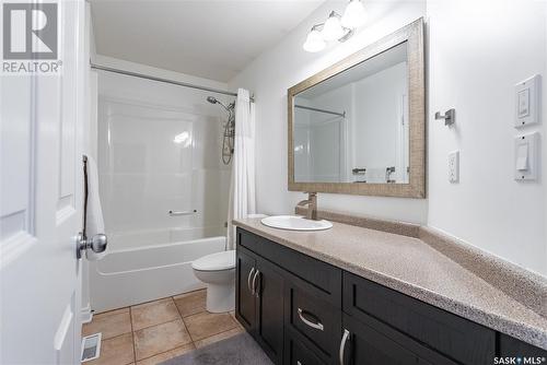 723 Bayview Close, Saskatoon, SK - Indoor Photo Showing Bathroom