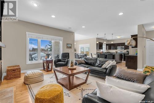 723 Bayview Close, Saskatoon, SK - Indoor Photo Showing Living Room