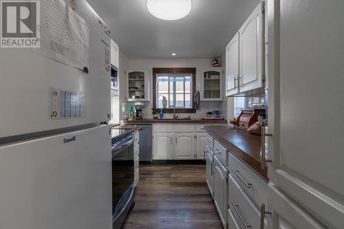 2199 Mamette Avenue, Merritt, BC - Indoor Photo Showing Kitchen