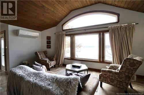 176 Hills Point Road, Oak Bay, NB - Indoor Photo Showing Living Room