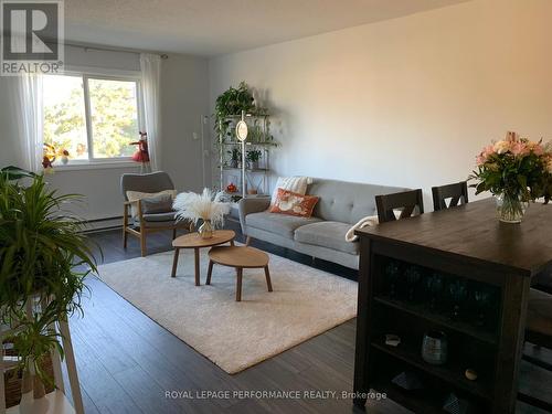 204 - 268 Lorry Greenberg Drive, Ottawa, ON - Indoor Photo Showing Living Room