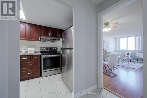 414 - 2460 Eglinton Avenue E, Toronto, ON - Indoor Photo Showing Kitchen