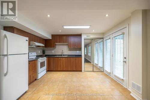 4 Clairfields Drive W, Guelph (Clairfields), ON - Indoor Photo Showing Kitchen