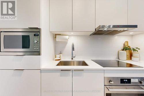 814 - 8 Olympic Garden Drive, Toronto, ON - Indoor Photo Showing Kitchen