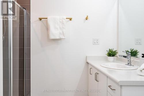 158 Agro Street, Hamilton, ON - Indoor Photo Showing Bathroom