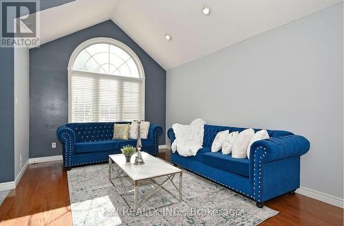 15 Creanona Boulevard, Hamilton, ON - Indoor Photo Showing Living Room