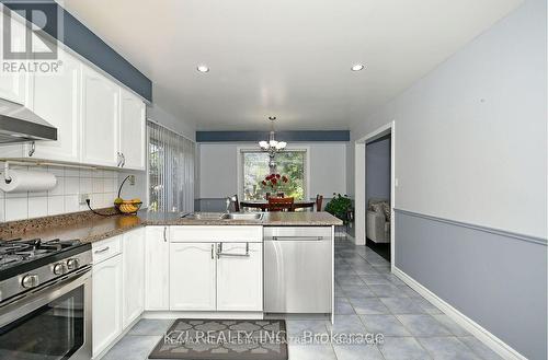 15 Creanona Boulevard, Hamilton, ON - Indoor Photo Showing Kitchen