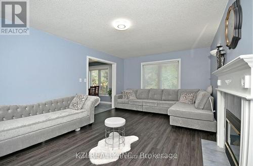 15 Creanona Boulevard, Hamilton, ON - Indoor Photo Showing Living Room