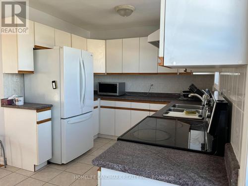 424 Pineland Avenue, Oakville, ON - Indoor Photo Showing Kitchen With Double Sink