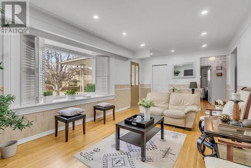 398 Kerman Avenue, Grimsby, ON - Indoor Photo Showing Living Room