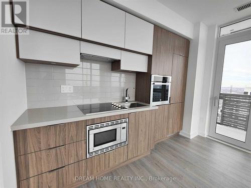 3903 - 39 Roehampton Avenue, Toronto, ON - Indoor Photo Showing Kitchen