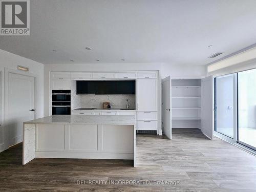 401 - 10 Inn On The Park Drive, Toronto, ON - Indoor Photo Showing Kitchen