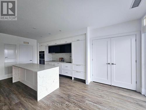 401 - 10 Inn On The Park Drive, Toronto, ON - Indoor Photo Showing Kitchen