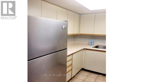 404 - 25 Agnes Street, Mississauga, ON - Indoor Photo Showing Kitchen