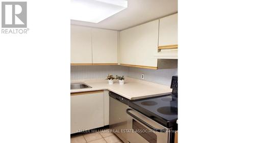 404 - 25 Agnes Street, Mississauga, ON - Indoor Photo Showing Kitchen