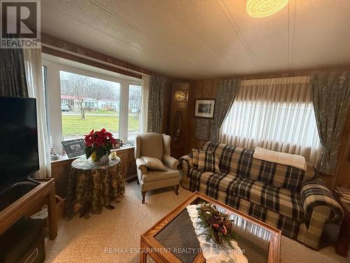 32 - 43969 Highway 3, Wainfleet, ON - Indoor Photo Showing Living Room