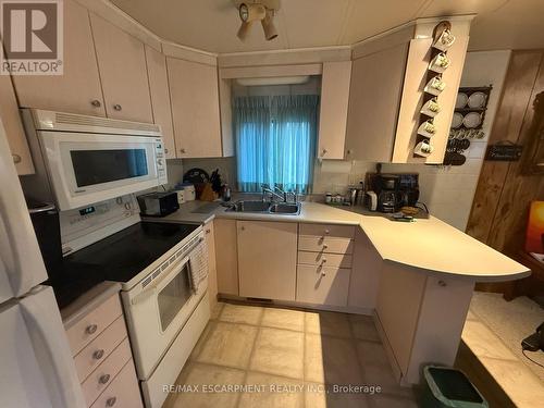 32 - 43969 Highway 3, Wainfleet, ON - Indoor Photo Showing Kitchen With Double Sink